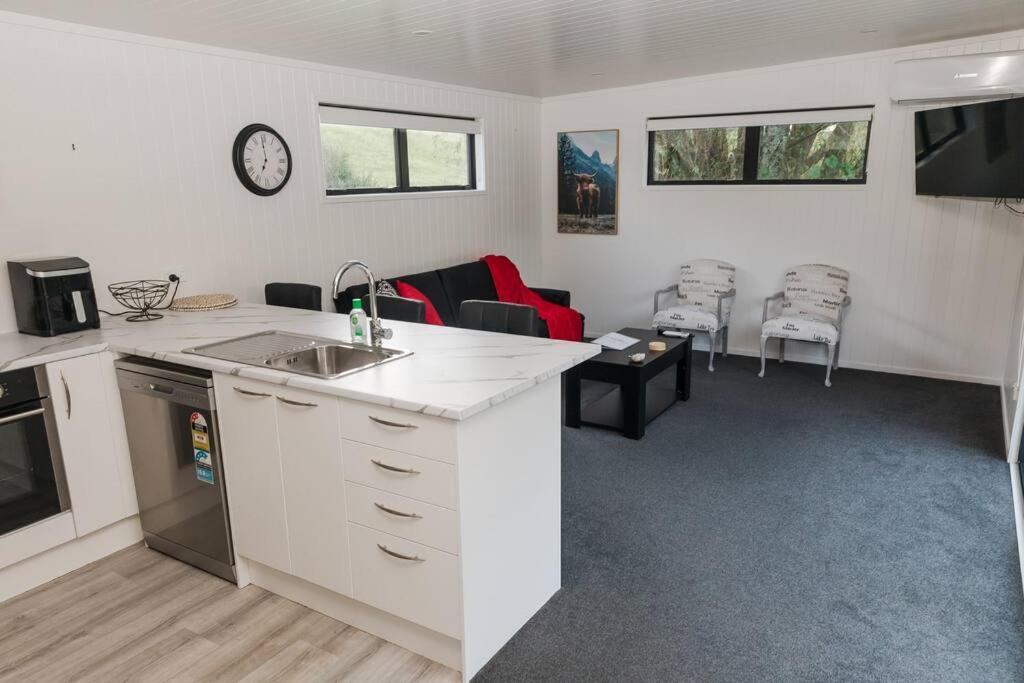 Bombay Hills Modern Retreat Apartment Auckland Exterior photo